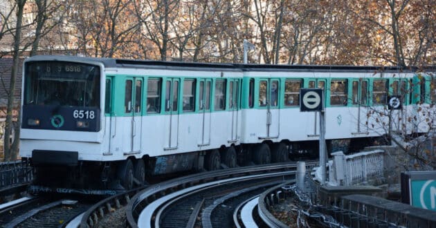 An MP 73 series train pulling into Quai de la Gare station. © MIGUEL BUSTOS.
