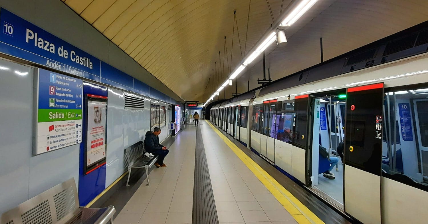 Comboio do metro de Madrid “perde guiamento” fora de serviço