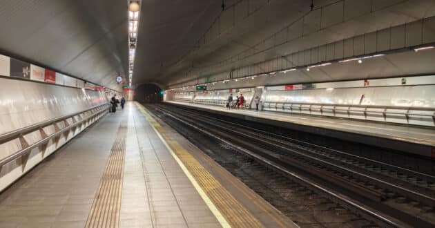 Platforms at Laguna station. © MIGUEL BUSTOS.