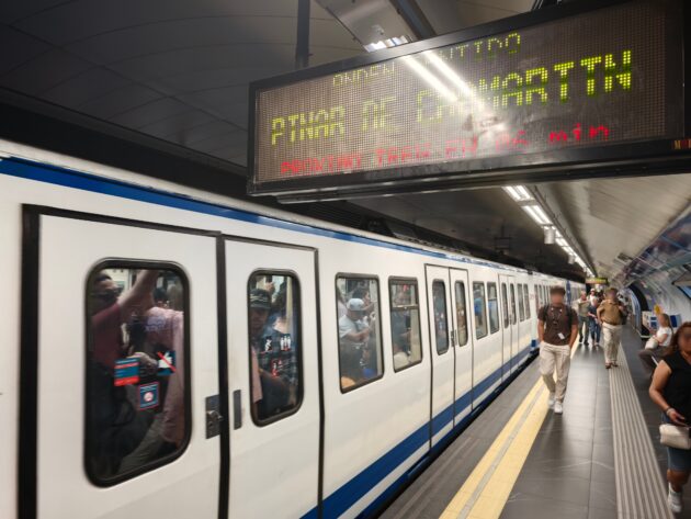 A train leaves Tribunal, leaving behind on the platform some passengers who couldn’t get on after waiting for five minutes. It is four o’clock in the afternoon and the next train arrives in six minutes. © MIGUEL BUSTOS.