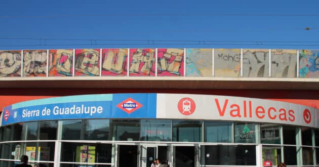 Acceso a la estación de Sierra de Guadalupe de Metro de Madrid, Vallecas de Cercanías. (CC BY SA) DRACEANE-Wikimedia Commons. Imagen recortada.