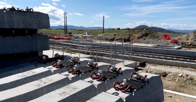 Stockpile of sleepers alongside the track. © MINISTRY OF TRANSPORT AND SUSTAINABLE MOBILITY.