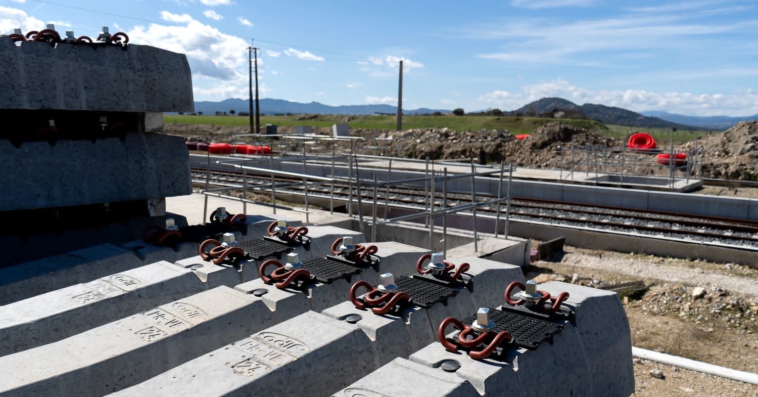 Track assembly begins between Colmenar Viejo and Soto del Real