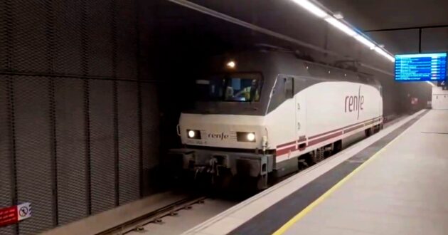 A Renfe Class 252 locomotive at the new Aeroport T1 station. © ADIF.