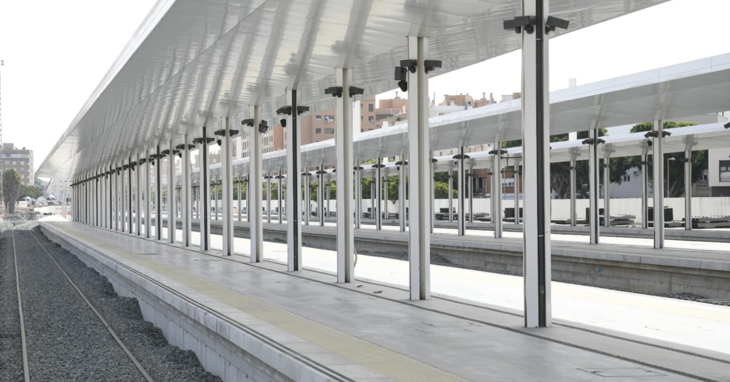 Óscar Puente visita la nueva estación de Almería