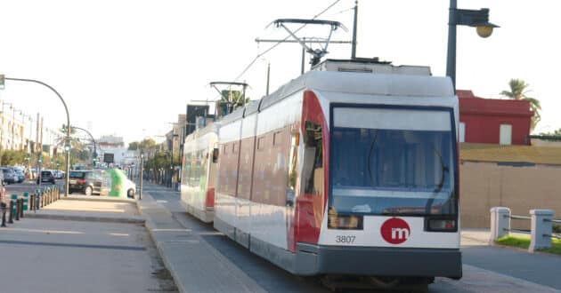 Um elétrico da série 3800 na Linha 4 do Metrovalência. © MIGUEL BUSTOS.
