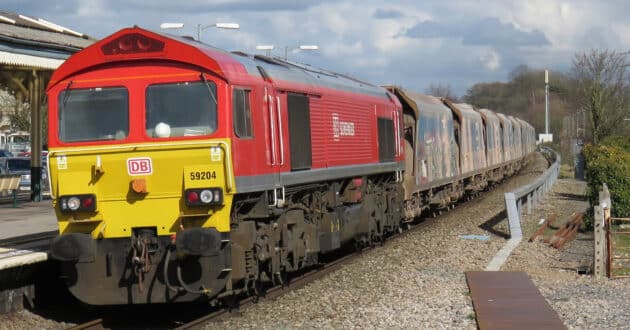 A DB Cargo UK train hauled by a Class 59 locomotive. (CC BY SA) THE BASINGSTOKER-Wikimedia Commons. Cropped image.j