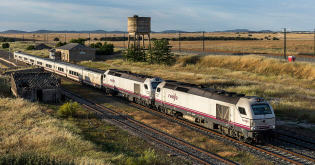 Former Madrid–Badajoz Intercity train passing through Aldea del Cano. (CC BY SA) KABELLEGER DAVID GUBLER – Wikimedia Commons. Cropped image.