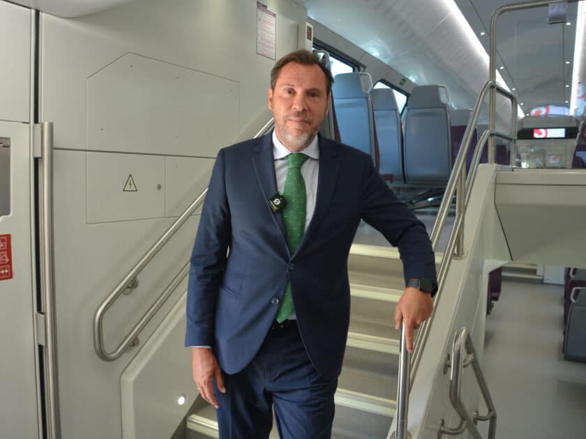 El ministro Óscar Puente en una foto para Trenvista durante la visita al tren.© CRISTINA TOLOSA.