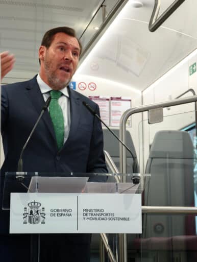 The minister, who was the only one to take the floor, during his speech. © MIGUEL BUSTOS.