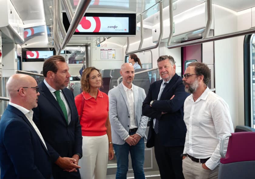 Francisco Martín Aguirre, Óscar Puente, Reyes Maroto, Ignacio Benito Pérez, Íñigo Parra and Álvaro Fernández Heredia during their visit to the train. © MIGUEL BUSTOS.
