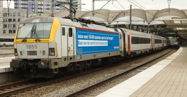 Um comboio Intercity da SNCB na estação de Leuven. (CC BY SA) ALEX NOBLE – Wikimedia Commons. Imagem recortada