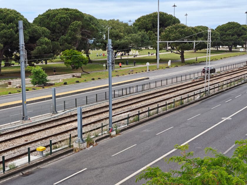 New overhead catenary poles for alternating current (dark grey), whilst the line continued to operate on direct current. © MIGUEL BUSTOS.