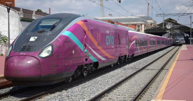 106-015, one of the trains affected by cracks in the bogies, at Valladolid Campo Grande. © MIGUEL BUSTOS.