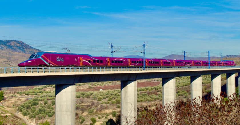 Tren de la serie 112 de Renfe Avlo circulando por un viaducto de Adif a la altura de Paracuellos. (CC BY SA) ANDRÉ MARQUES 432-Flickr. Imagen recortada.