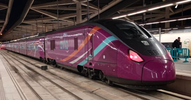 Standard-gauge train 106-001 at València-Joaquín Sorolla station. © MIGUEL BUSTOS.
