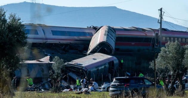 Imagen que circula en redes sociales de los trenes tras la colisión. Al menos dos coches cayeron sobre un terraplén.