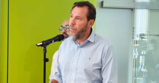 El ministro Óscar Puente acompañado del presidente de Adif, Pedro Marco de la Peña, durante la comparecencia. © MIGUEL BUSTOS.