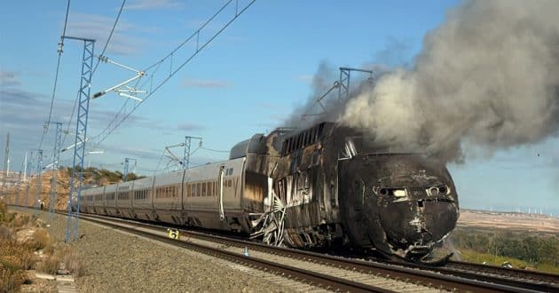 Así quedó la cabeza tractora incendiada en Ricla. Nótese que los coches quedaron intactos. AUTORÍA DESCONOCIDA.