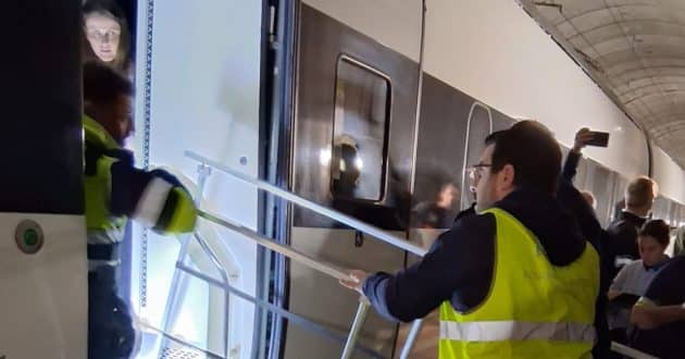 On-board staff play a crucial role in evacuating a train in the event of a breakdown, as demonstrated in this drill carried out on 9 October in the Das Maceiras tunnel. © ADIF.