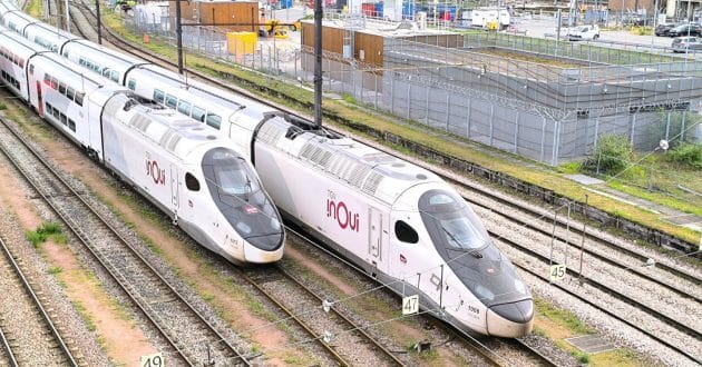 Dois comboios TGV M estacionados na estação Gare de Lyon, em Paris. (CC BY SA) ERIC SALARD-Flickr. Imagem recortada.