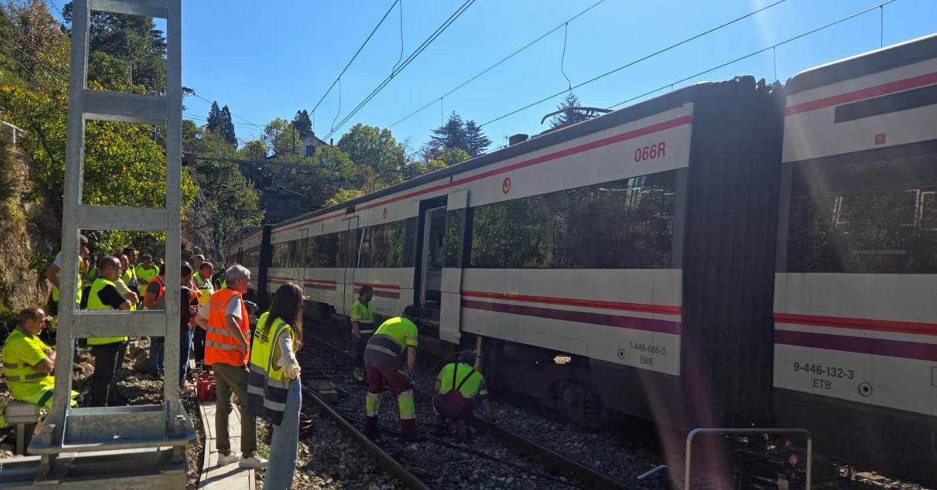 A train derails at Cercedilla and disrupts Madrid Cercanías C-8b