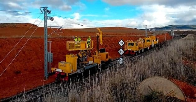 trabajados de electrificación del tramo Zaragoza-Teruel. © MINISTERIO DE TRANSPORTES Y MOVILIDAD SOSTENIBLE.