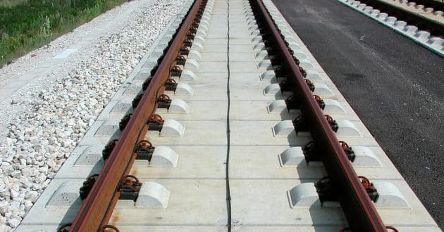 Cable continuo del sistema LZB en la línea de alta velocidad Núremberg–Ingolstadt. (CC BY SA) JAILBIRD-Wikimedia Commons. Imagen recortada.