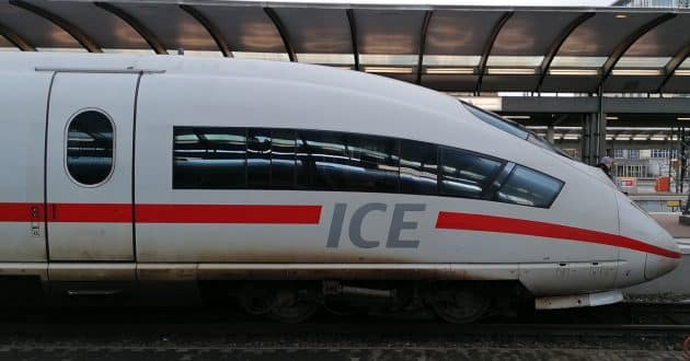 ICE 3 en Frankfurt (Main) Hauptbahnhof. (CC BY SA) CLIC - Wikimedia Commons. Imagen recortada.