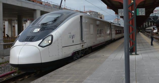 Tren de la serie 106 en la estación de A Coruña, usado ahora para algunos MD hacia Vigo. © MIGUEL BUSTOS.