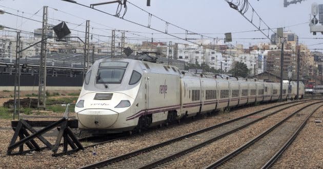 Tren de la serie 130, que realiza el servicio Euromed, en una topera de la estación de València Nord. (CC BY SA) FALK2-Wikimedia Commons.